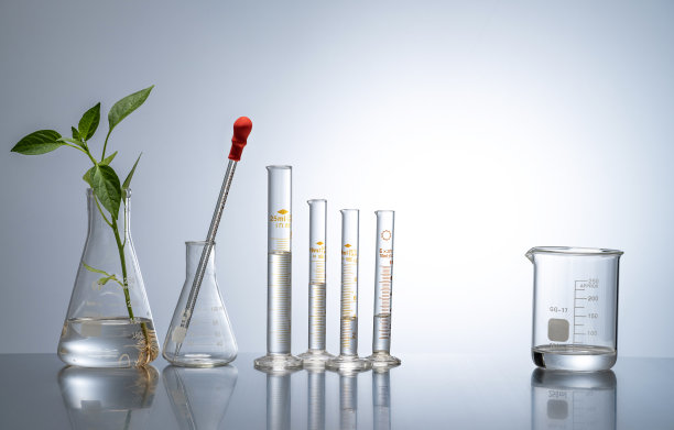 实验室里的玻璃器皿图片下载