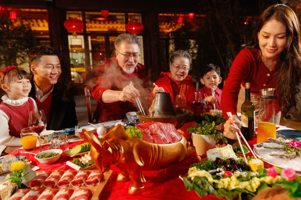 春节东方家庭在中式庭院内聚餐图片下载