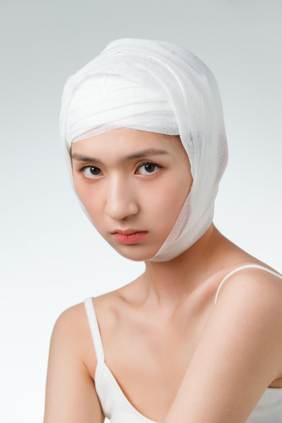 青年女人做整形手术图片下载