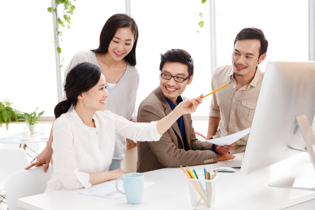 商务男女在办公室工作图片下载