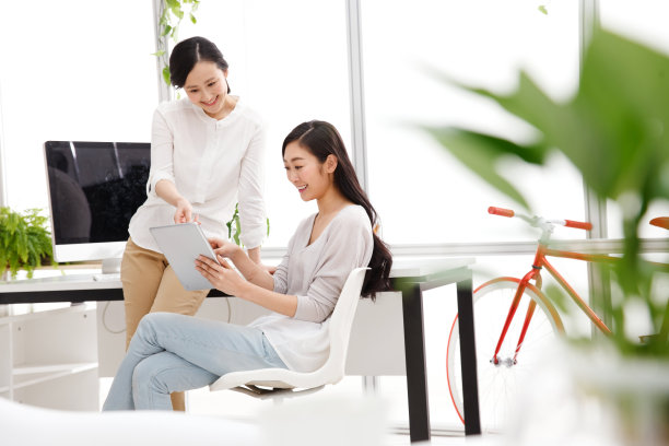 青年女人在办公室工作图片下载