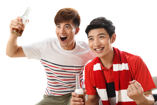 年轻球迷看比赛欢呼呐喊素材图片