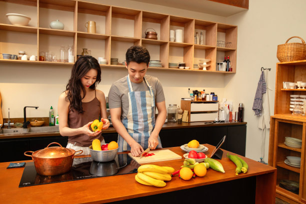 青年夫妇在家做饭图片下载
