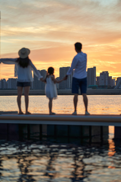 一家三口在海边玩耍图片下载