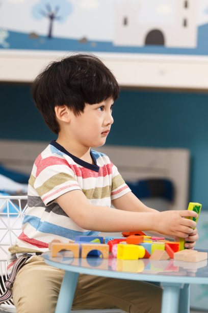 可爱的小男孩玩积木图片下载