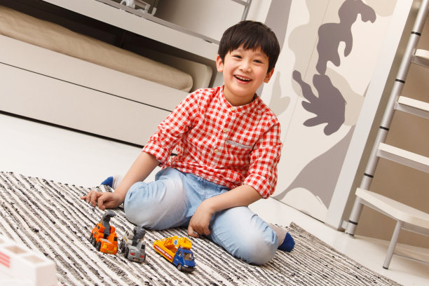 小男孩在地毯上玩耍图片下载