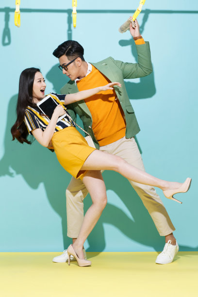 上班路上的青年人图片下载