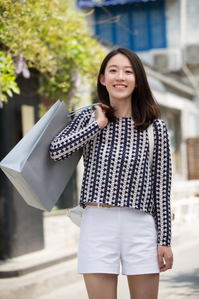 年轻女孩逛街图片下载