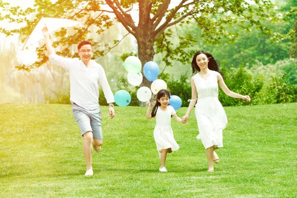 一家三口在草地上奔跑图片下载