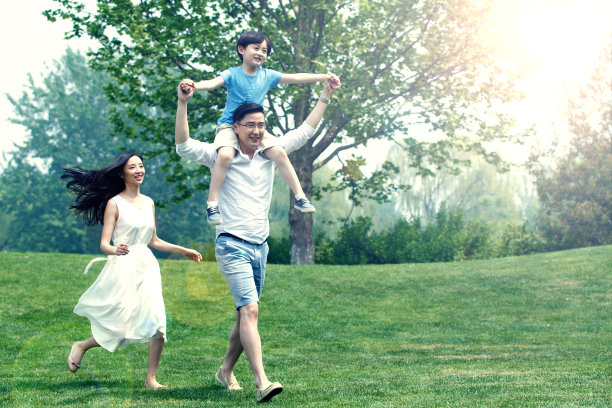 一家三口在草地上奔跑图片下载