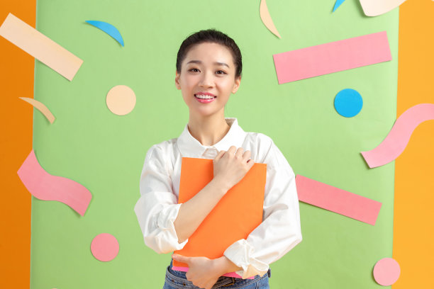 抱着书本的年轻女孩素材图片