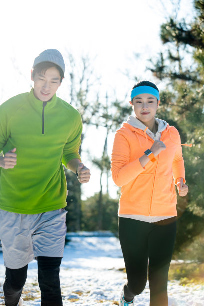 冬季青年情侣户外慢跑图片下载