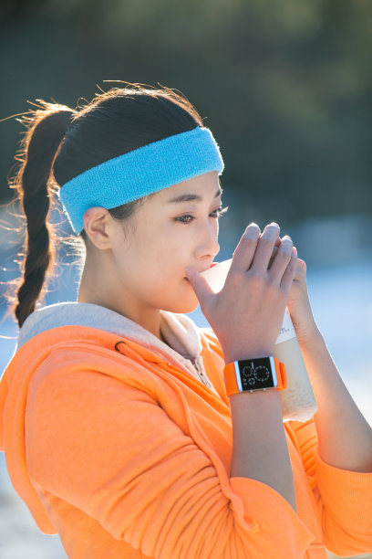 冬季户外的青年女人拿着饮品图片下载