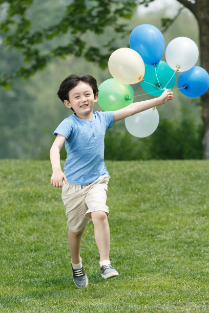 在户外玩耍的小男孩图片下载