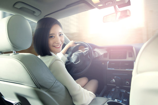 青年女人开车图片下载