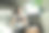 青年女人坐在汽车里看平板电脑图片下载