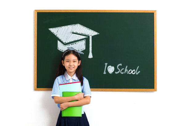 可爱的小学女生在教室里图片下载