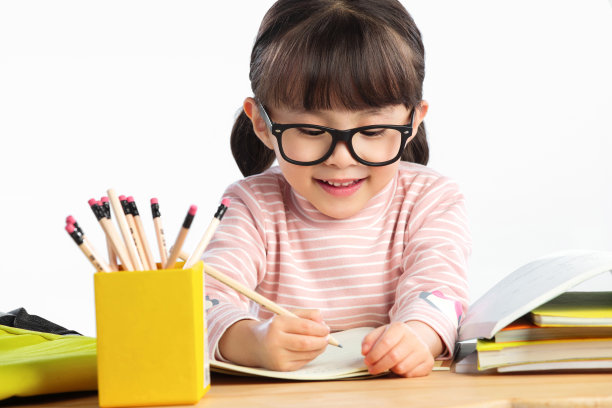 可爱的小女孩写作业图片下载