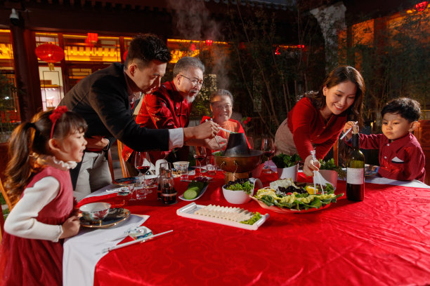 春节东方家庭在中式庭院内聚餐图片下载