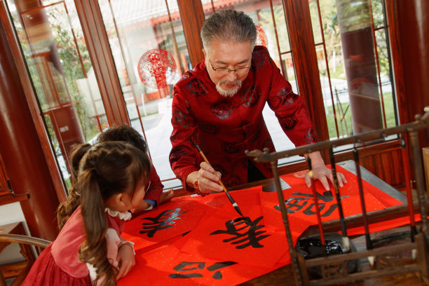 祖孙三人一起写春联图片下载