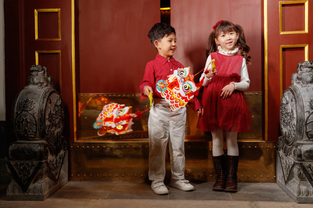 欢乐的男孩女孩庆祝新春图片下载