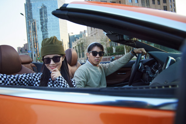 青年情侣驾驶跑车出行图片下载
