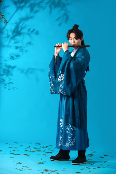 演奏笛子的古风帅哥图片下载