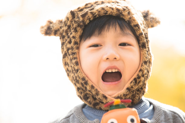 小男孩在户外玩耍图片下载