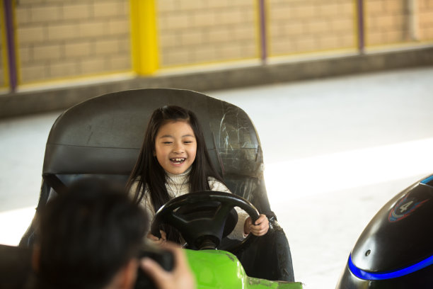小女孩在游乐场玩耍图片下载