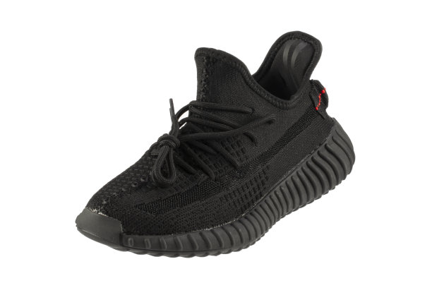 黑色的破布运动鞋在一个白色的背景。图片下载