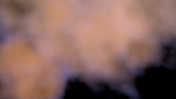 灰粉色烟雾在黑色的背景上。粉红色的烟雾背景。彩色的蒸汽。有毒的气体。清新空气，科学理念。图片下载