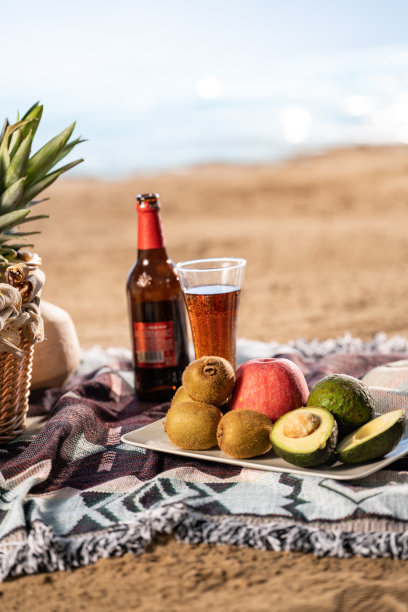 沙滩上的水果和饮料图片下载