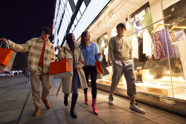 快乐的青年朋友逛街图片下载