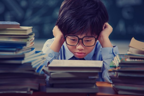 面对作业苦恼的小学生图片下载