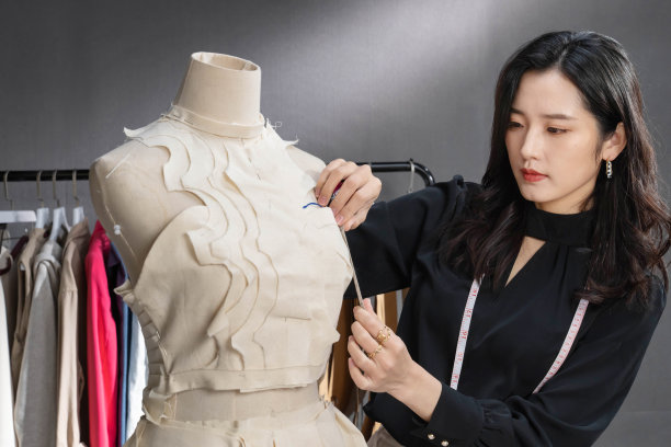 服装设计师进行立体剪裁素材图片
