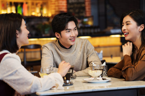 餐吧内聊天的年轻朋友图片下载