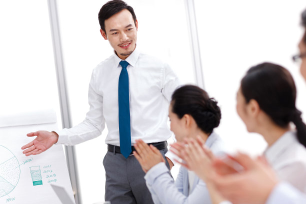 商务团队在会议室开会图片下载