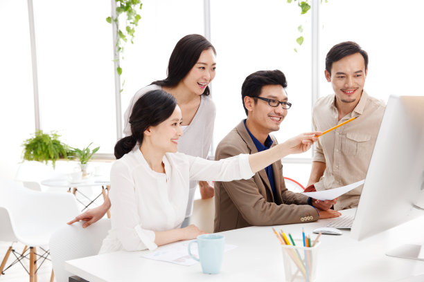 商务男女在办公室工作图片下载