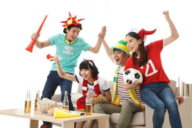 年轻球迷看比赛欢呼呐喊图片下载