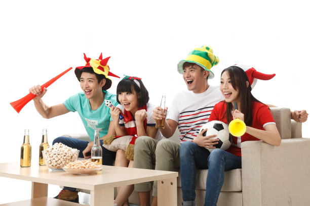 年轻球迷看比赛欢呼呐喊图片下载