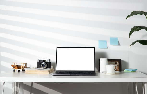 居家办公桌上的笔记本电脑图片下载