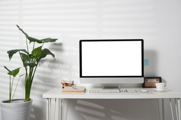 居家办公桌上的电脑图片下载