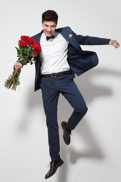 青年男人拿着玫瑰花图片下载