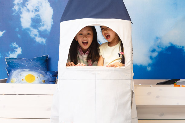 可爱的小女孩在玩太空探索图片下载