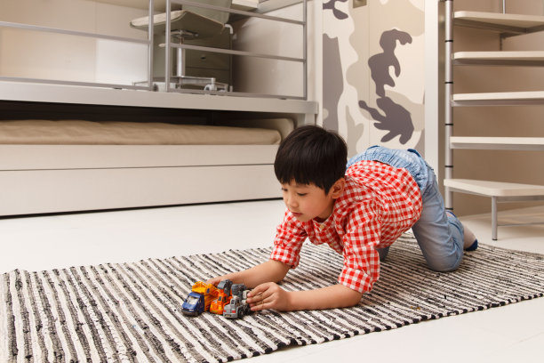 小男孩在地毯上玩耍图片下载