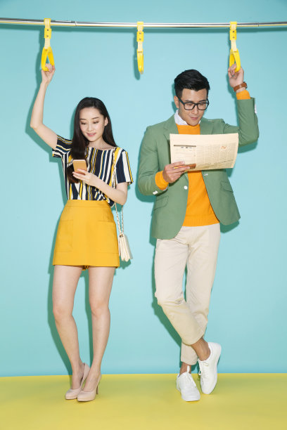 上班路上的青年人图片下载