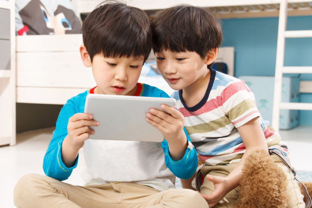 两个男孩在使用平板电脑图片下载