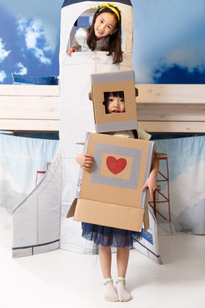 可爱的小女孩在玩太空探索图片下载