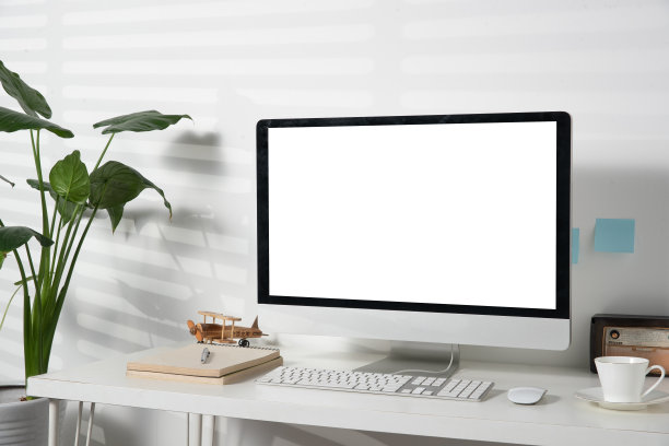 居家办公桌上的电脑图片下载