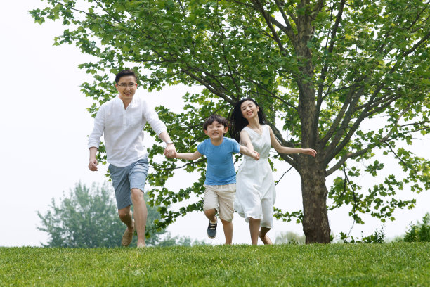 一家三口在草地上奔跑图片下载